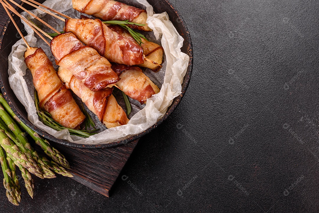 Espetinho rolo com bacon sobre mesa fundo isolado