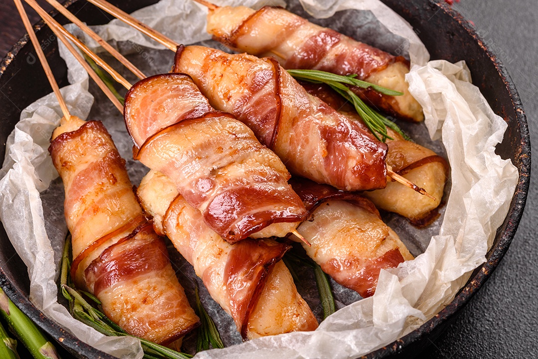 Espetinho rolo com bacon sobre mesa fundo isolado