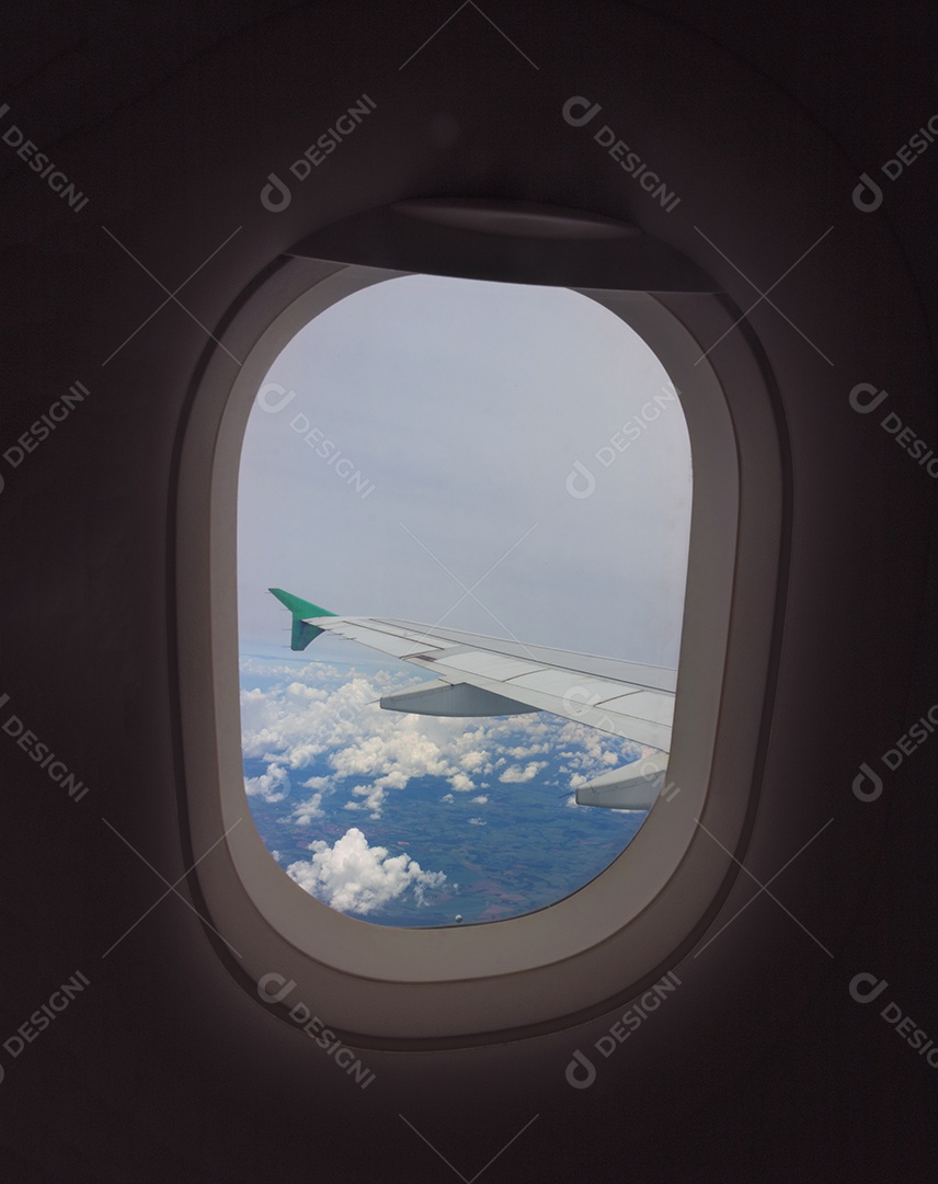 Janela de um avião contra céu