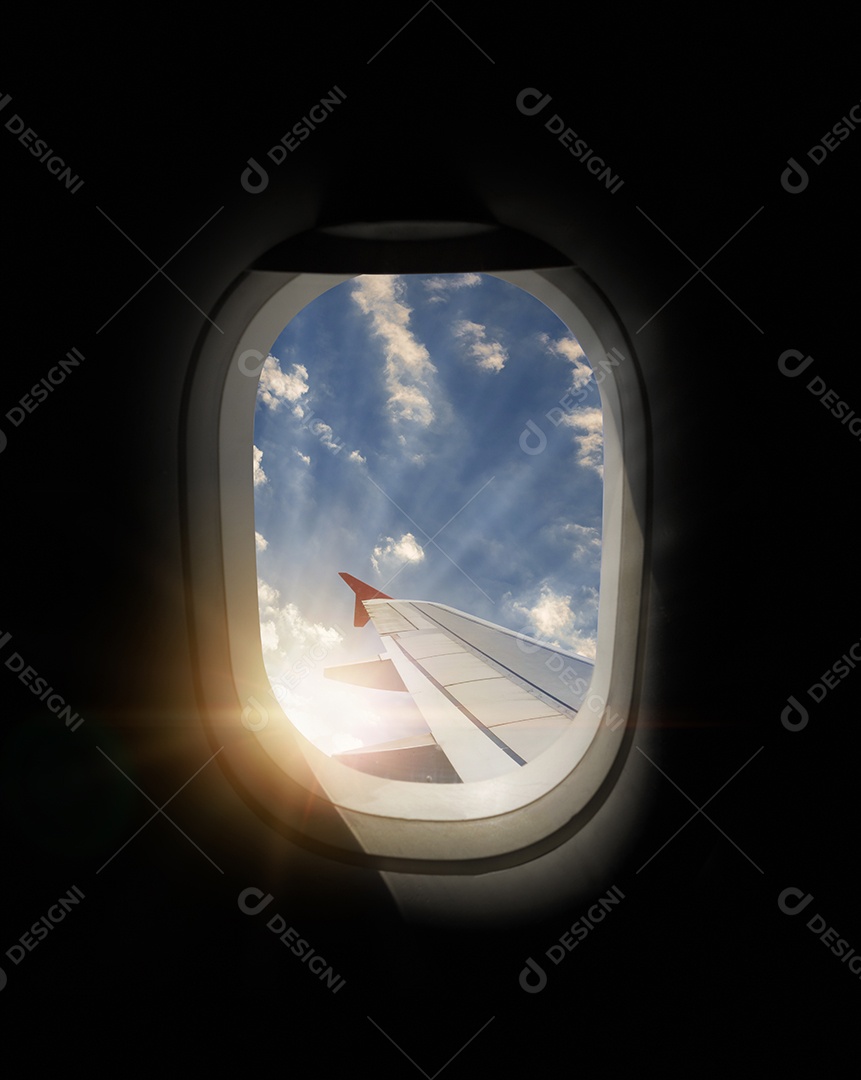 Asa de um avião voando acima da cidade A vista de uma janela de avião. Céu nublado e colorido com luz solar