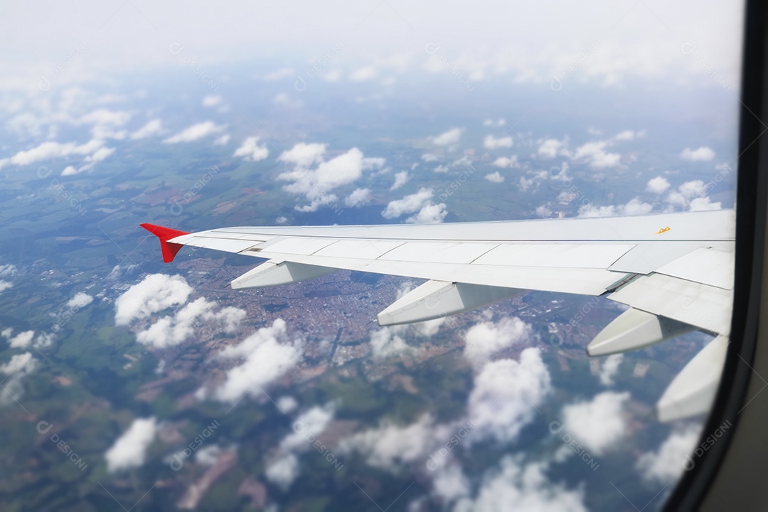 Asa de um avião sobrevoando um céu
