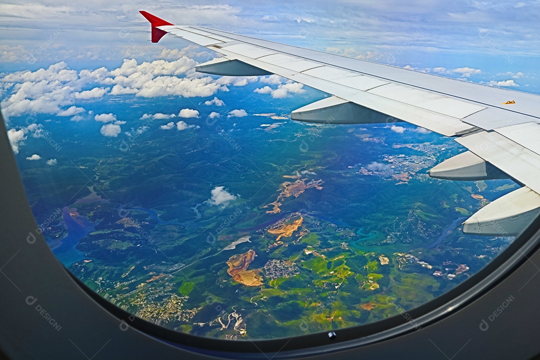 Asa de um avião contra céu azul
