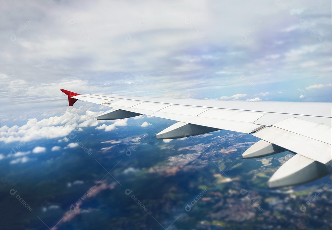 Asa de um avião contra céu azul