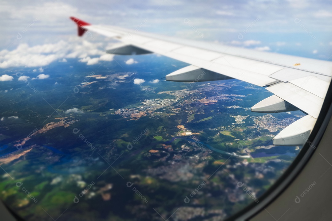 Asa de um avião contra céu azul