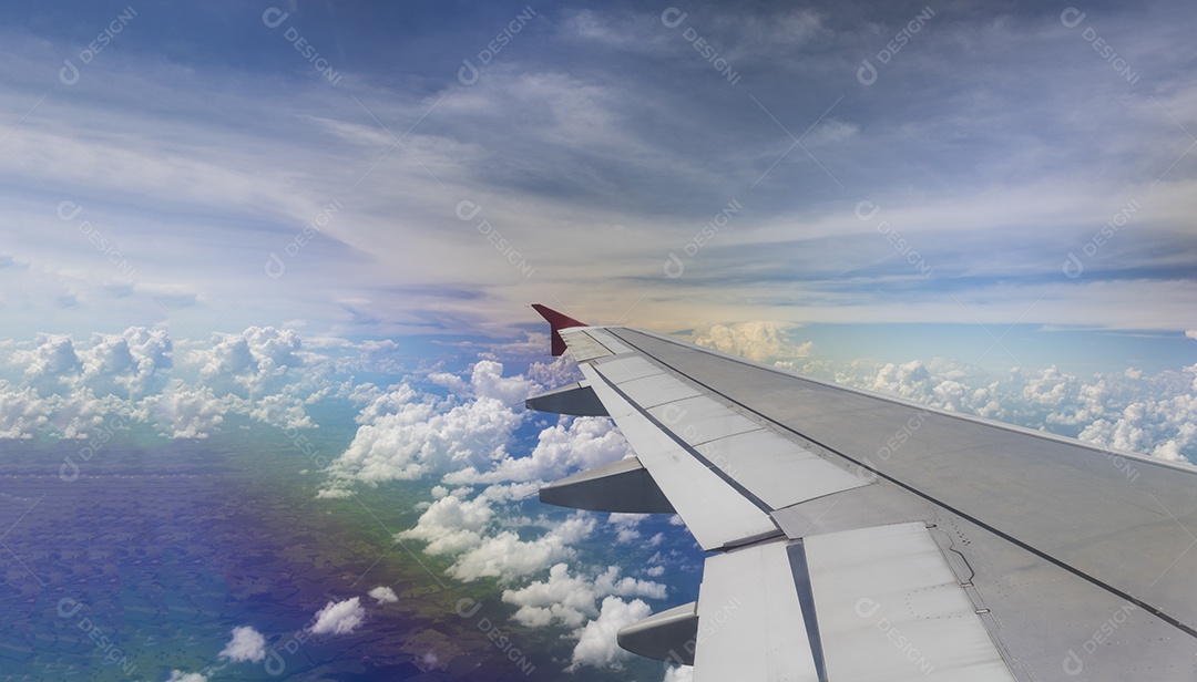 Asa de um avião contra céu azul