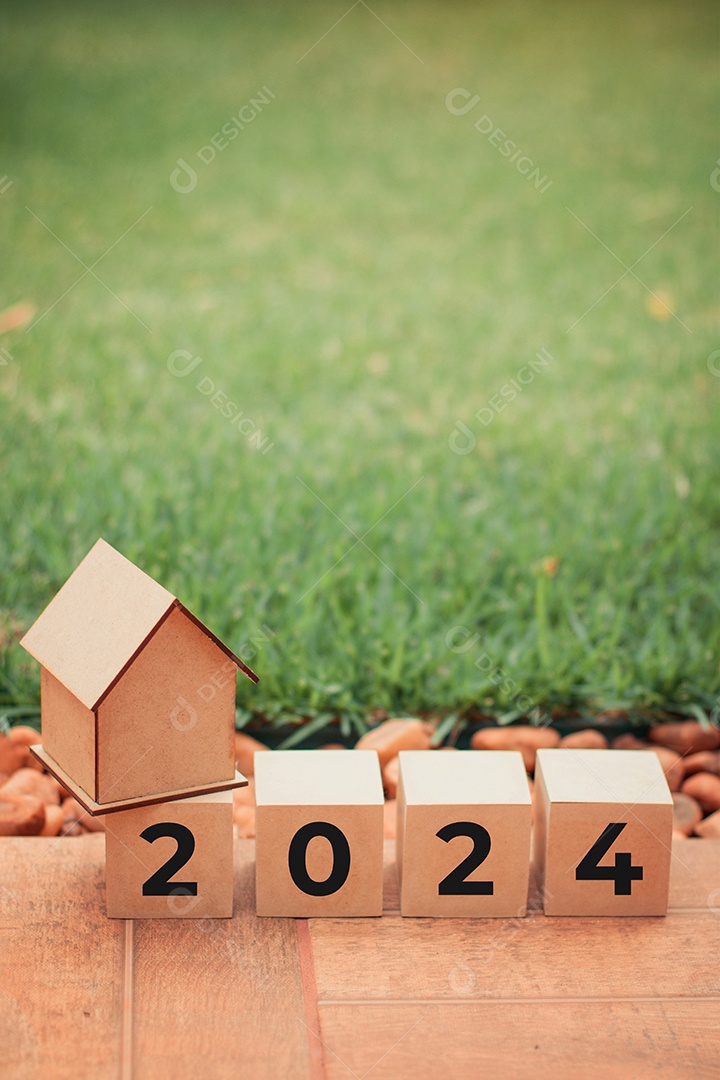 Blocos de Ano Novo de 2024 e casa de painel solar no Day Garden