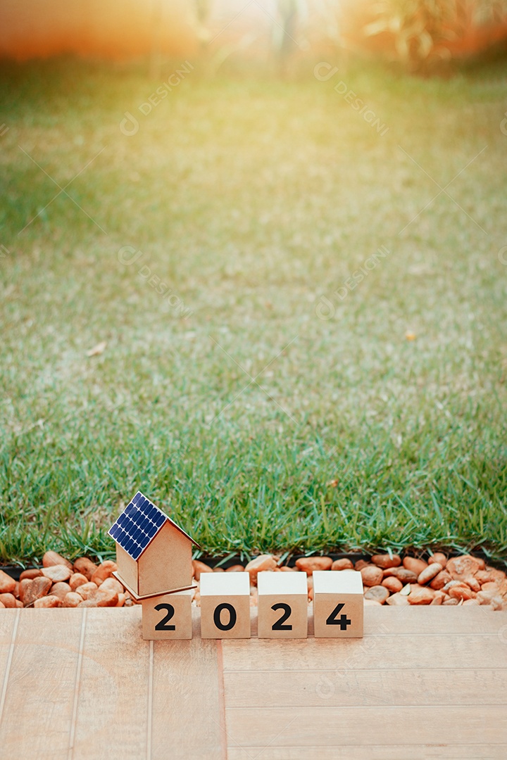 Blocos de Ano Novo de 2024 e casa de painel solar no Day Garden