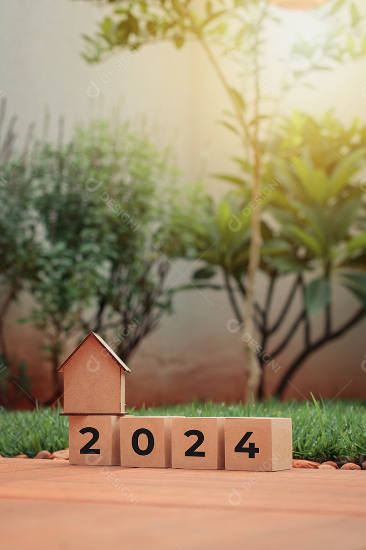 Blocos de Ano Novo de 2024 e casa de painel solar no Day Garden