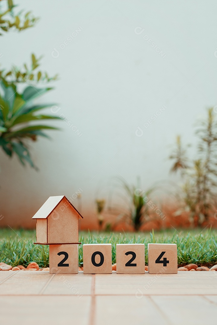 Blocos de Ano Novo de 2024 e casa de painel solar no Day Garden