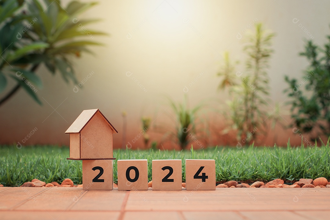 Blocos de Ano Novo de 2024 e casa de painel solar no Day Garden