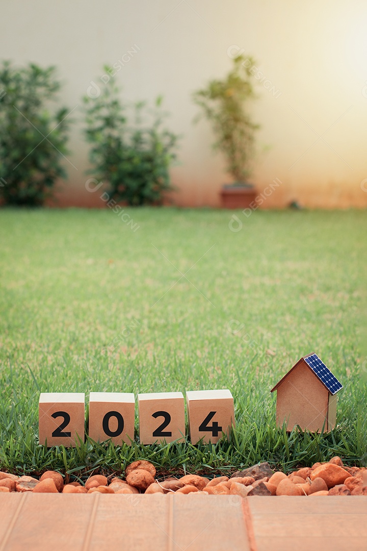 Blocos de Ano Novo de 2024 e casa de painel solar no Day Garden