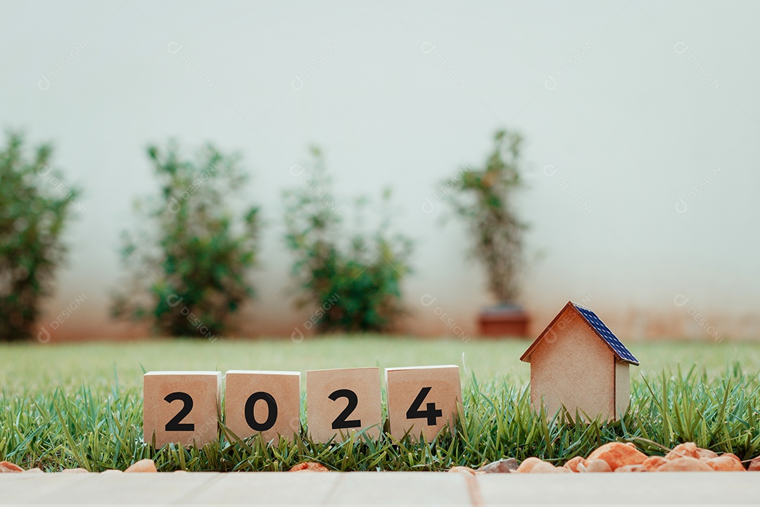 Blocos de ano novo de 2024 no fundo do dia ensolarado do jardim verde