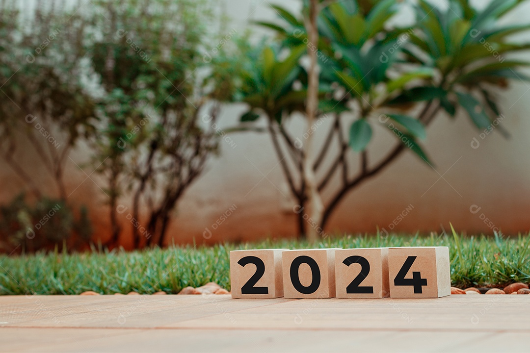 Blocos de ano novo de 2024 no fundo do dia ensolarado do jardim verde