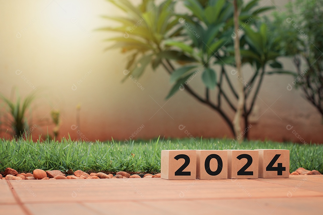 Blocos de ano novo de 2024 no fundo do dia ensolarado do jardim verde