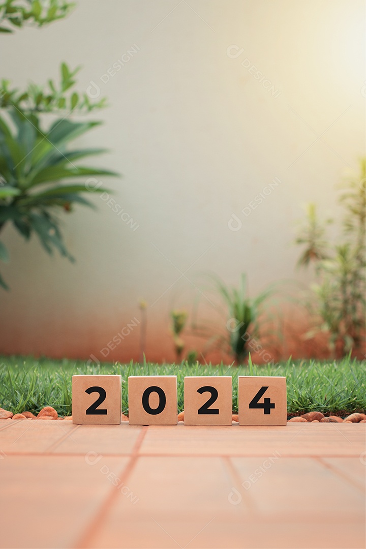 Blocos de ano novo de 2024 no fundo do dia ensolarado do jardim verde