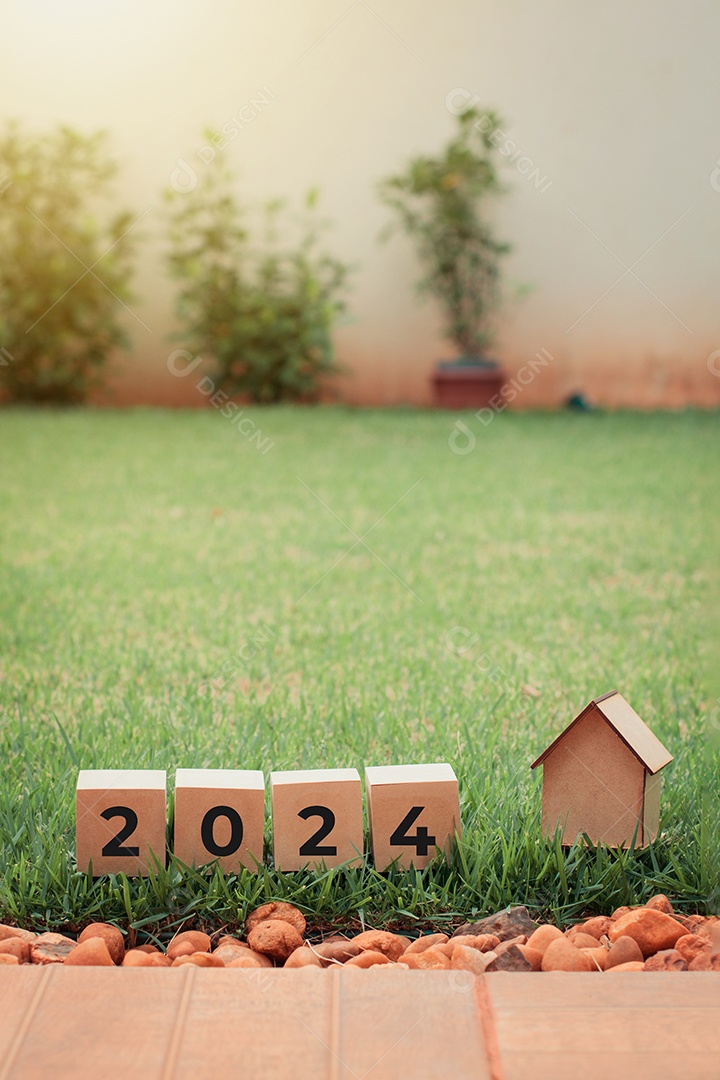 Blocos de ano novo de 2024 no fundo do dia ensolarado do jardim verde