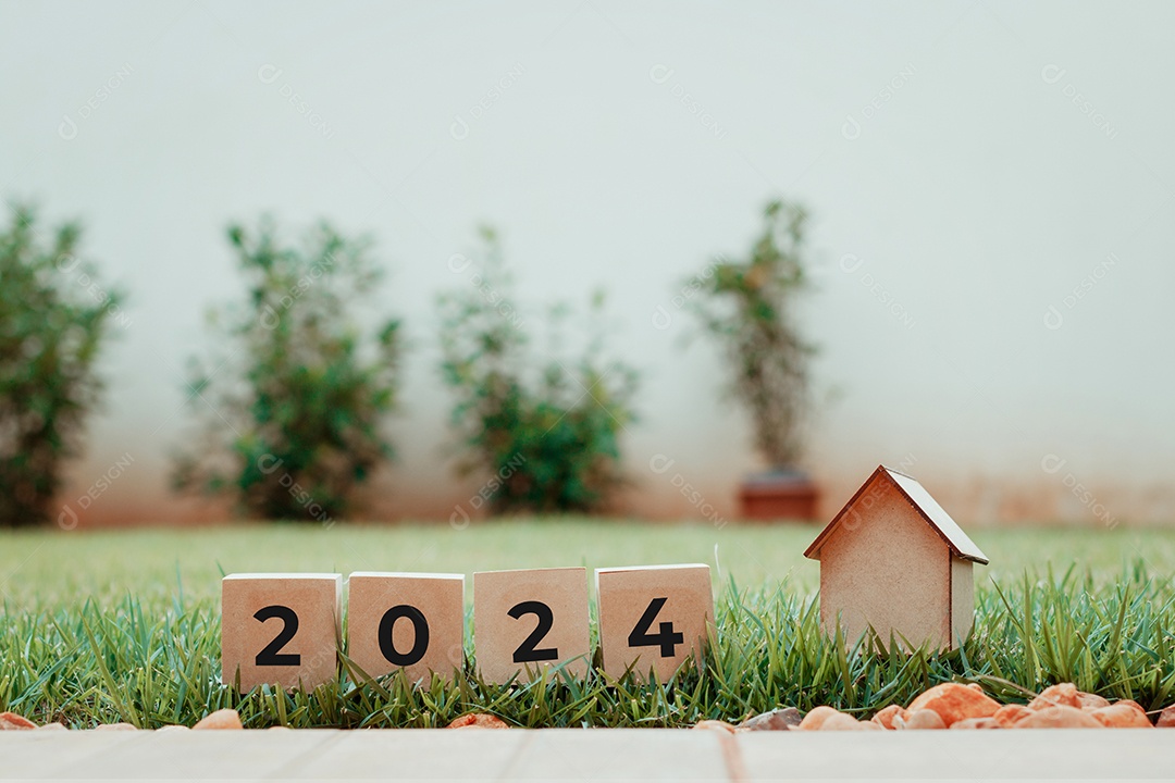 Blocos de ano novo de 2024 no fundo do dia ensolarado do jardim verde