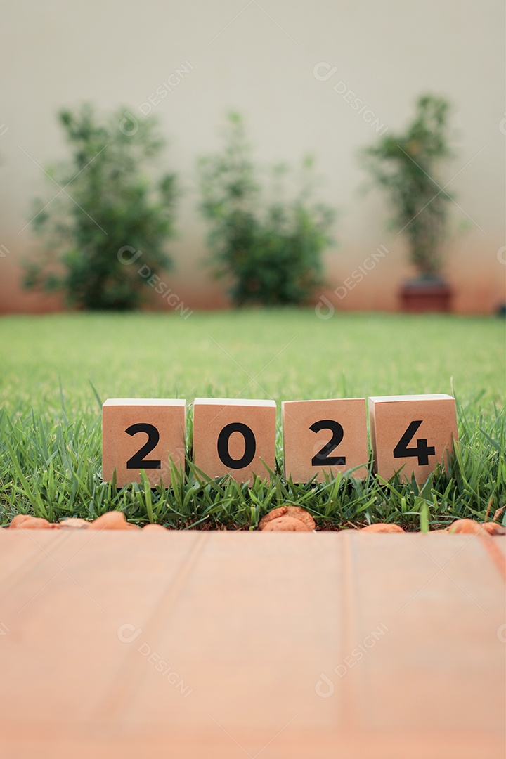 Blocos de ano novo de 2024 no fundo do dia ensolarado do jardim verde