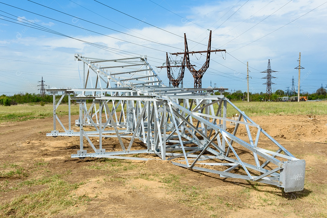 Instalação de coluna para linha elétrica de alta tensão contra o fundo do céu azul num dia ensolarado de verão