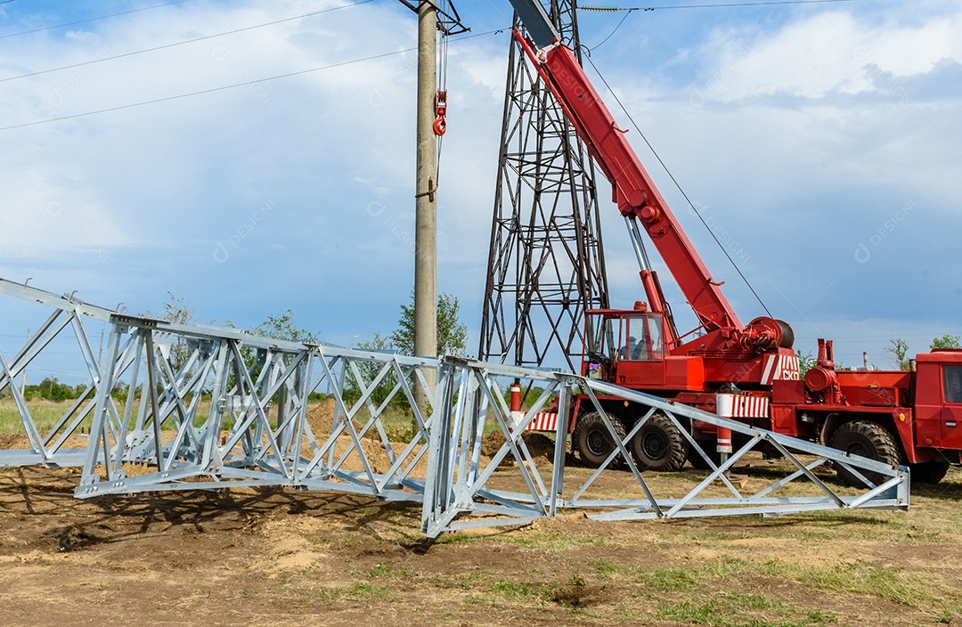 Instalação de coluna para linha elétrica de alta tensão contra o fundo do céu azul num dia ensolarado de verão