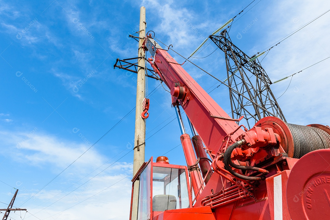 Instalação de coluna para linha elétrica de alta tensão contra o fundo do céu azul num dia ensolarado de verão