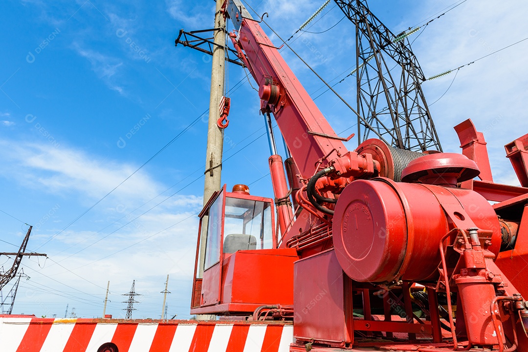 Instalação de coluna para linha elétrica de alta tensão contra o fundo do céu azul num dia ensolarado de verão