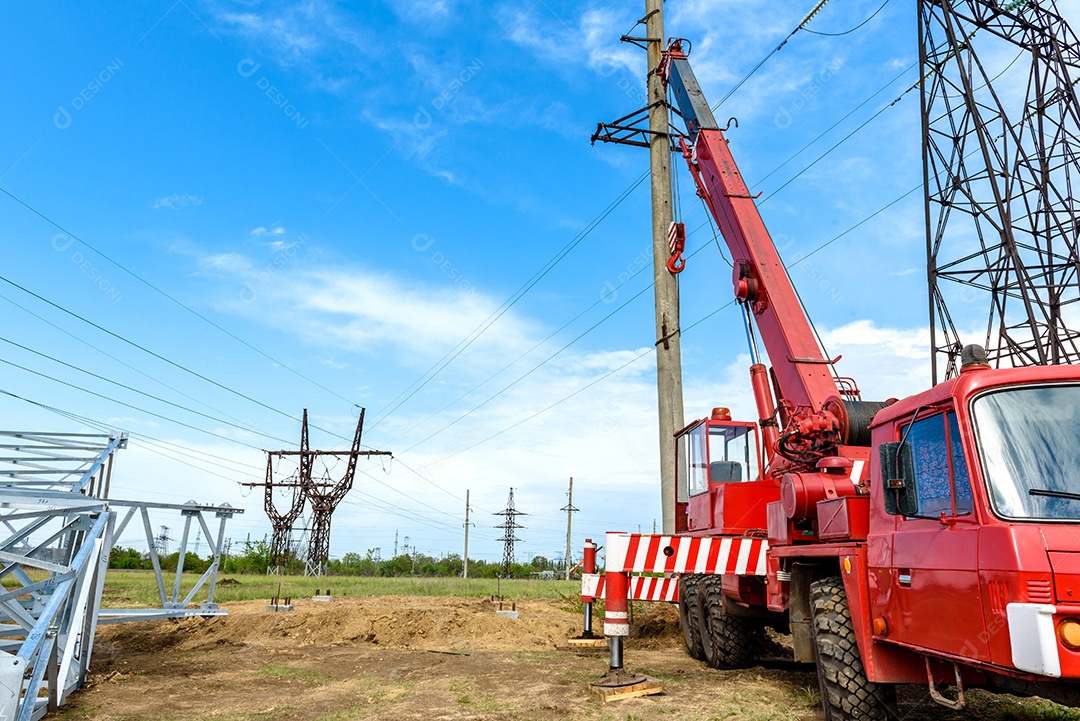 Instalação de coluna para linha elétrica de alta tensão contra o fundo do céu azul num dia ensolarado de verão