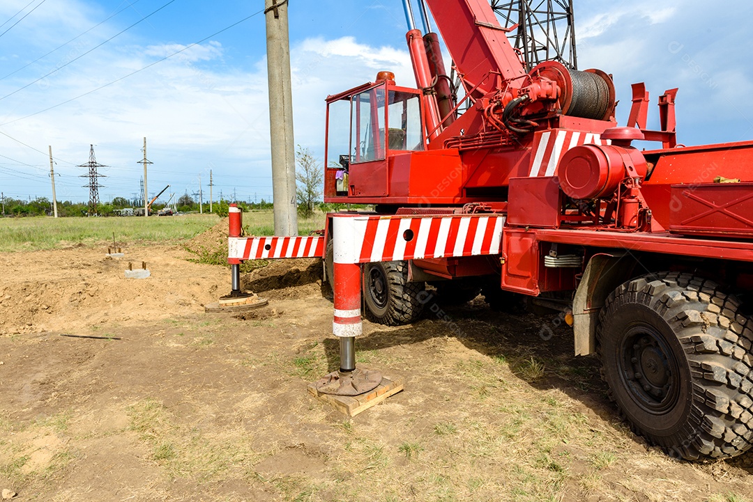 Instalação de coluna para linha elétrica de alta tensão contra o fundo do céu azul num dia ensolarado de verão