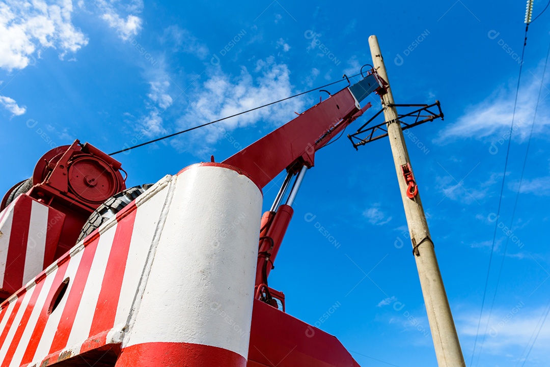 Instalação de coluna para linha elétrica de alta tensão contra o fundo do céu azul num dia ensolarado de verão