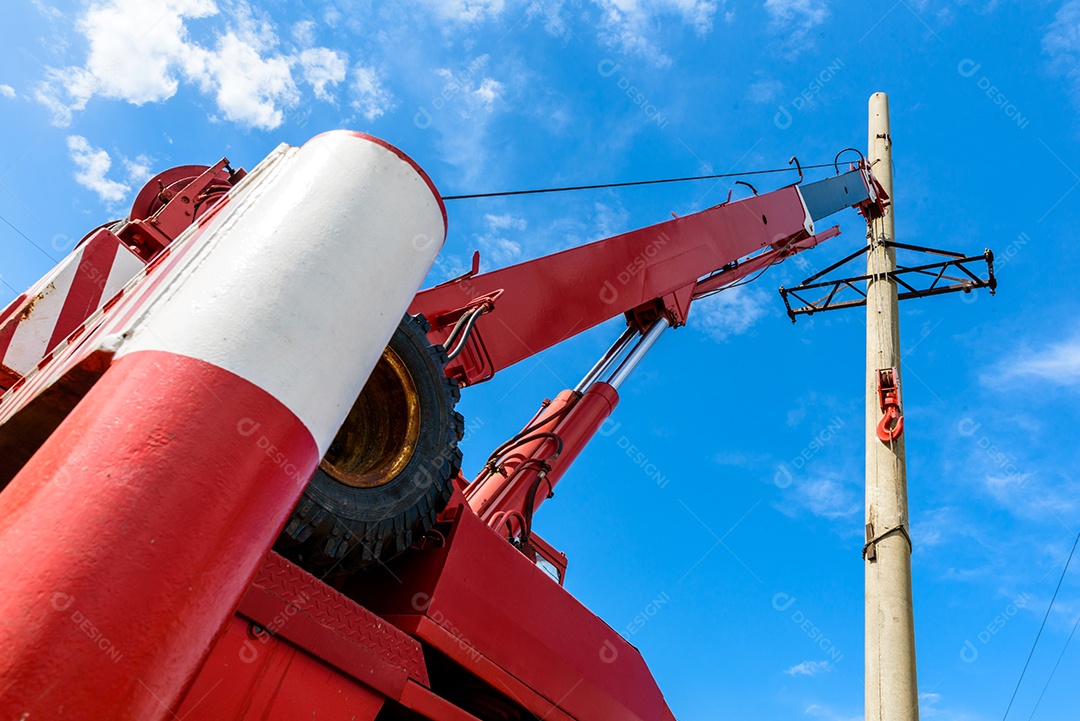 Instalação de coluna para linha elétrica de alta tensão contra o fundo do céu azul num dia ensolarado de verão