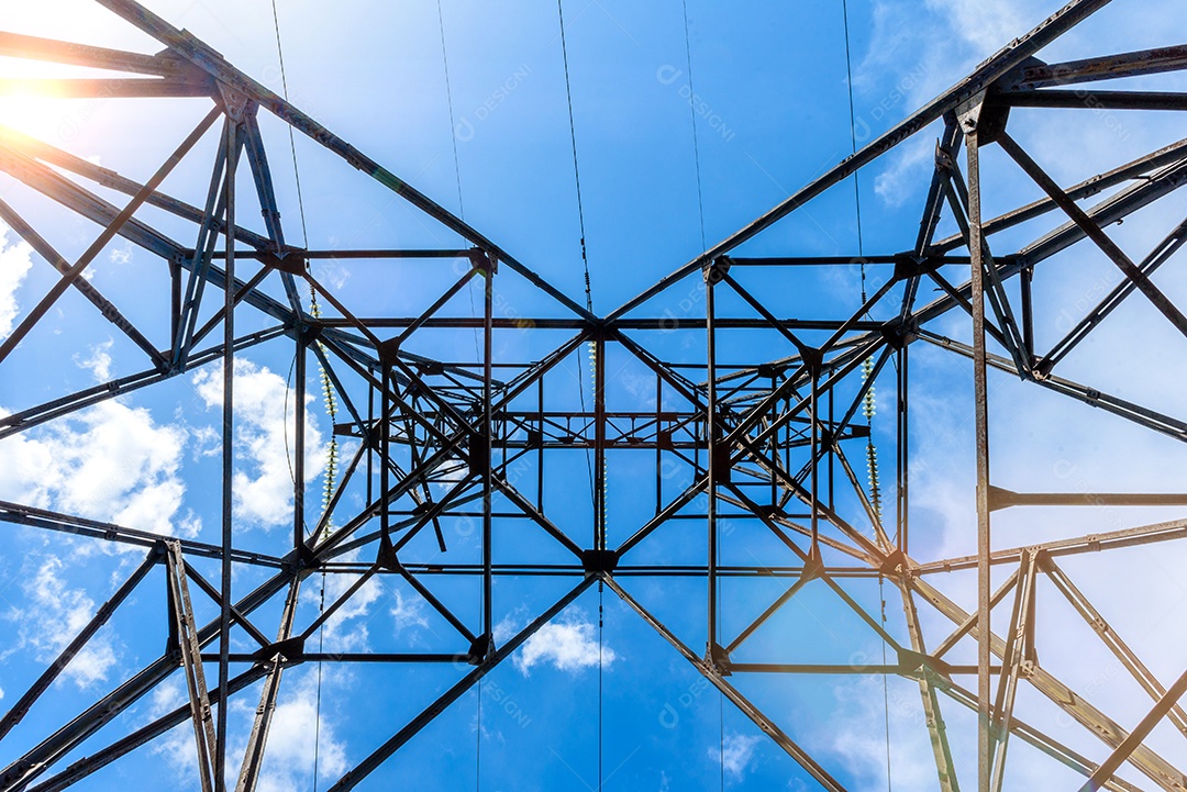 Pilar elétrico de alta tensão por baixo. Uma torre de eletricidade de alta tensão. Uma torre de transmissão de energia de alta tensão