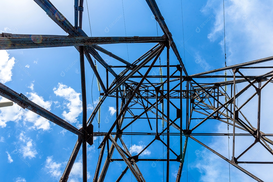 Pilar elétrico de alta tensão por baixo. Uma torre de eletricidade de alta tensão. Uma torre de transmissão de energia de alta tensão