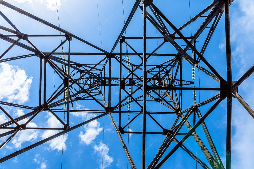 Pilar elétrico de alta tensão por baixo. Uma torre de eletricidade de alta tensão. Uma torre de transmissão de energia de alta tensão