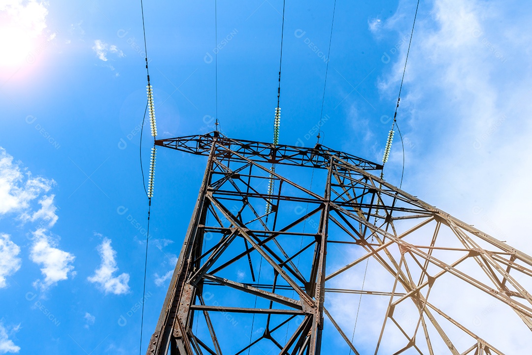 Pilar elétrico de alta tensão por baixo. Uma torre de eletricidade de alta tensão. Uma torre de transmissão de energia de alta tensão