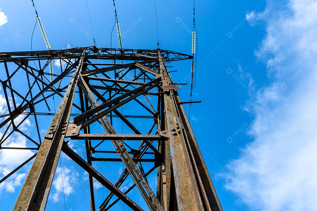 Pilar elétrico de alta tensão por baixo. Uma torre de eletricidade de alta tensão. Uma torre de transmissão de energia de alta tensão