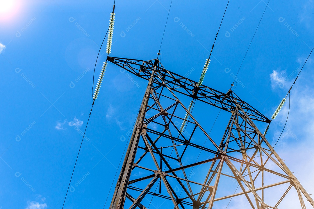 Pilar elétrico de alta tensão por baixo. Uma torre de eletricidade de alta tensão. Uma torre de transmissão de energia de alta tensão