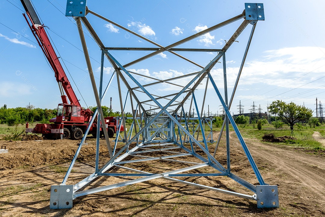 Pilar elétrico de alta tensão por baixo. Uma torre de eletricidade de alta tensão. Uma torre de transmissão de energia de alta tensão