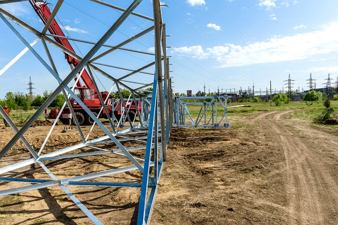 Pilar elétrico de alta tensão por baixo. Uma torre de eletricidade de alta tensão. Uma torre de transmissão de energia de alta tensão