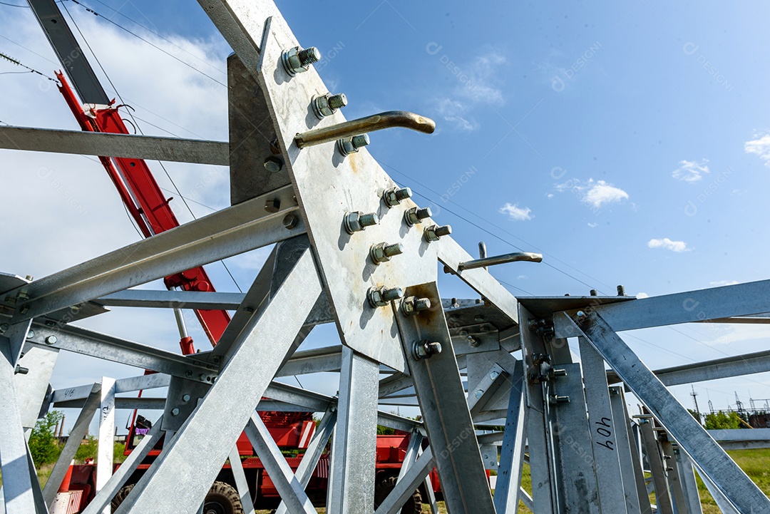 Pilar elétrico de alta tensão por baixo. Uma torre de eletricidade de alta tensão. Uma torre de transmissão de energia de alta tensão