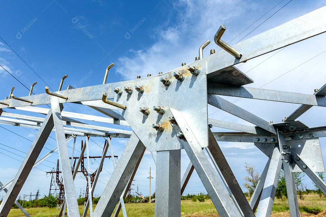 Pilar elétrico de alta tensão por baixo. Uma torre de eletricidade de alta tensão. Uma torre de transmissão de energia de alta tensão