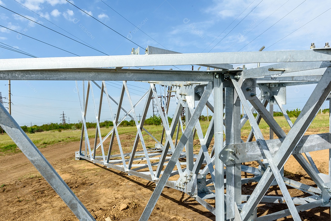 Pilar elétrico de alta tensão por baixo. Uma torre de eletricidade de alta tensão. Uma torre de transmissão de energia de alta tensão