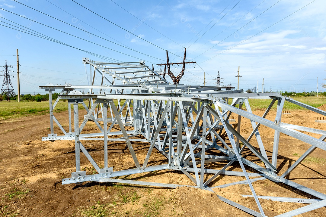 Pilar elétrico de alta tensão por baixo. Uma torre de eletricidade de alta tensão. Uma torre de transmissão de energia de alta tensão