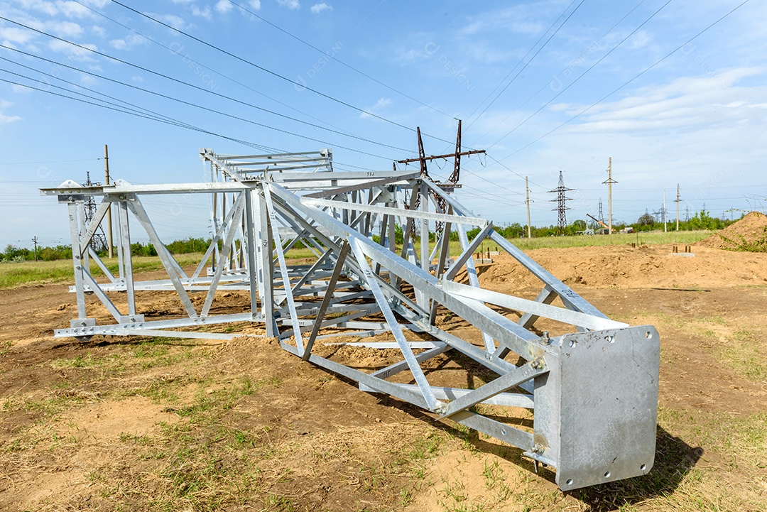 Pilar elétrico de alta tensão por baixo. Uma torre de eletricidade de alta tensão. Uma torre de transmissão de energia de alta tensão