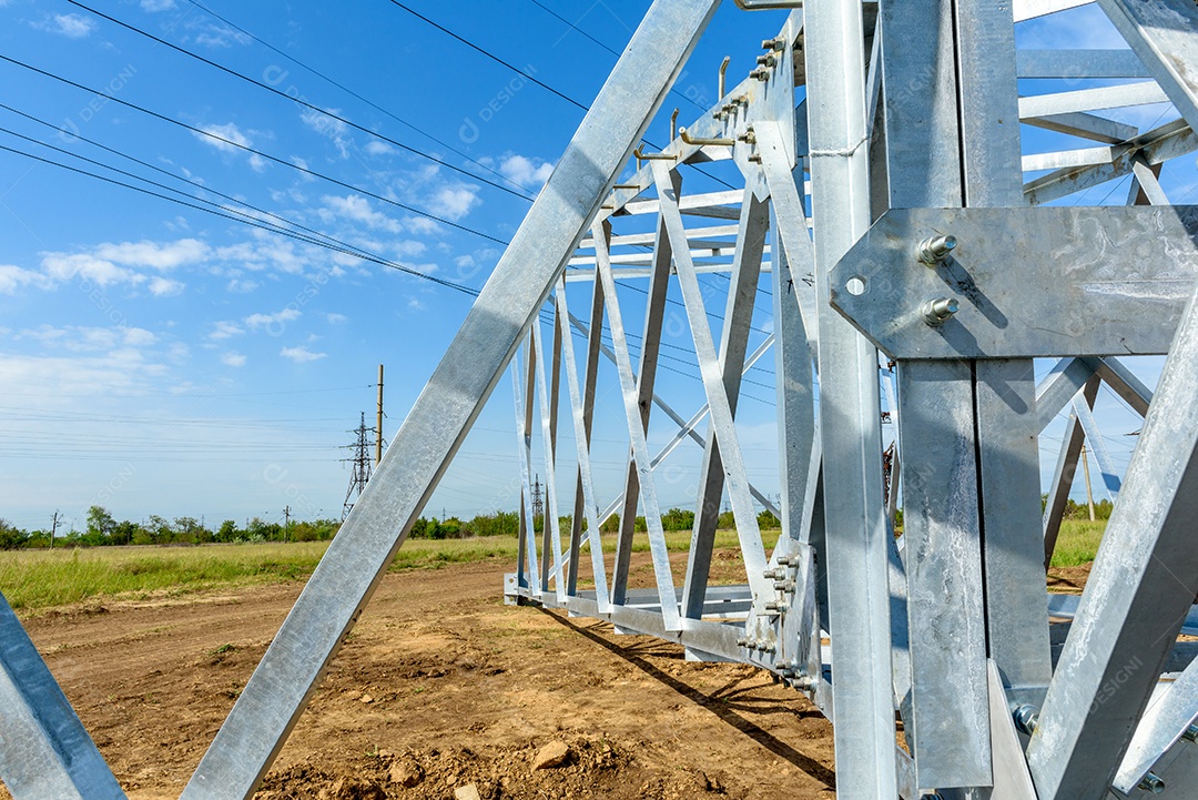 Pilar elétrico de alta tensão por baixo. Uma torre de eletricidade de alta tensão. Uma torre de transmissão de energia de alta tensão