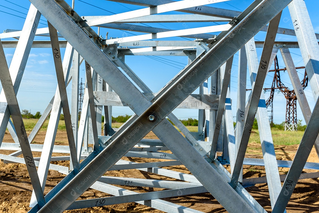 Pilar elétrico de alta tensão por baixo. Uma torre de eletricidade de alta tensão. Uma torre de transmissão de energia de alta tensão