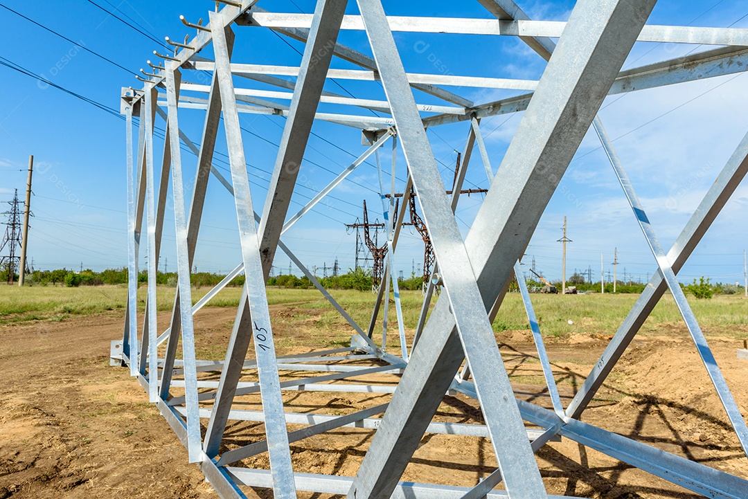 Pilar elétrico de alta tensão por baixo. Uma torre de eletricidade de alta tensão. Uma torre de transmissão de energia de alta tensão