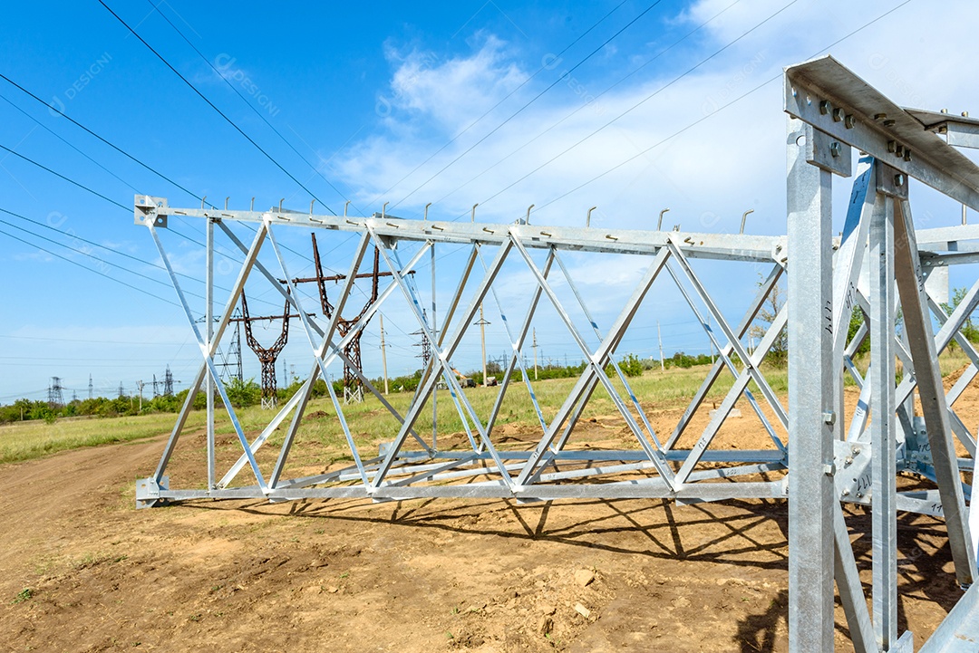 Pilar elétrico de alta tensão por baixo. Uma torre de eletricidade de alta tensão. Uma torre de transmissão de energia de alta tensão