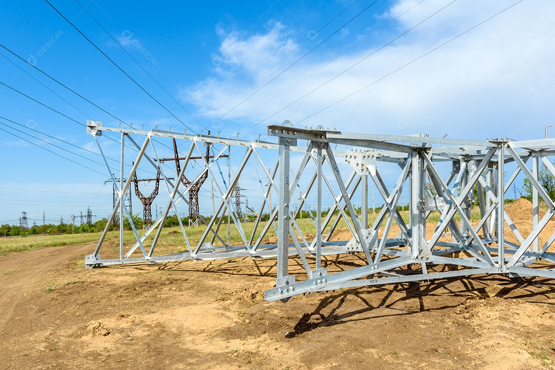 Pilar elétrico de alta tensão por baixo. Uma torre de eletricidade de alta tensão. Uma torre de transmissão de energia de alta tensão