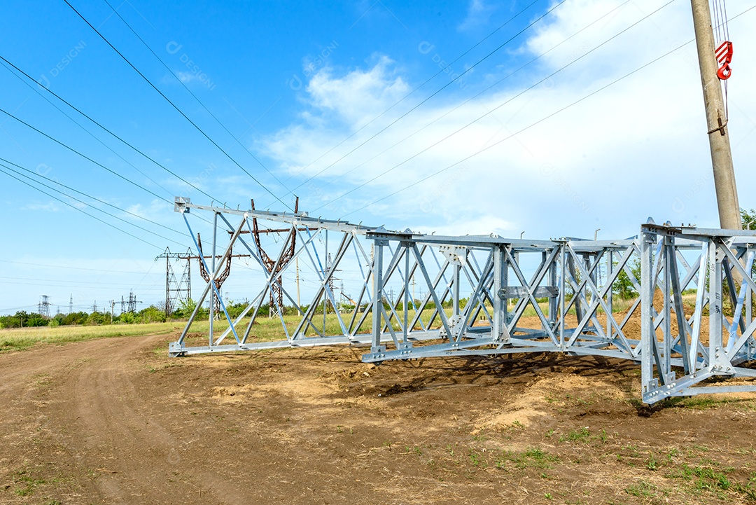 Pilar elétrico de alta tensão por baixo. Uma torre de eletricidade de alta tensão. Uma torre de transmissão de energia de alta tensão