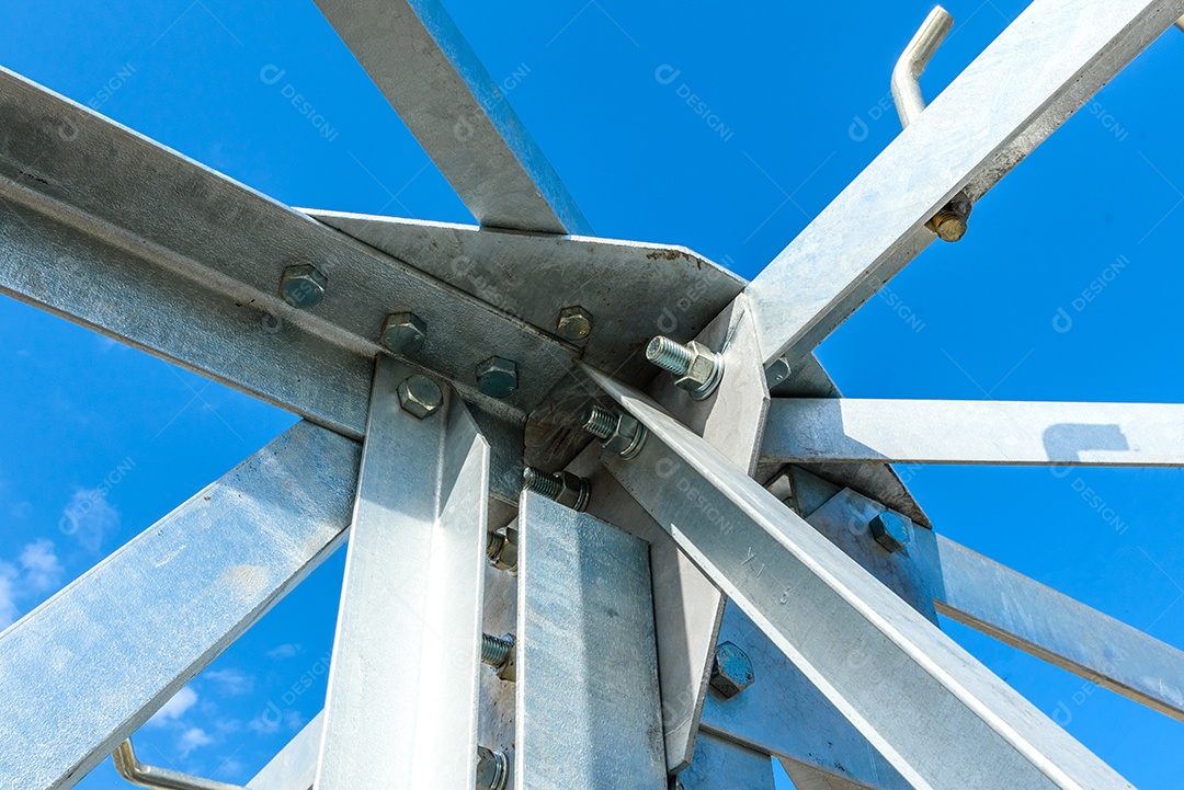 Pilar elétrico de alta tensão por baixo. Uma torre de eletricidade de alta tensão. Uma torre de transmissão de energia de alta tensão